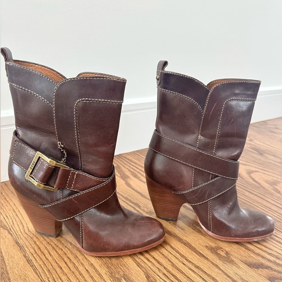 Frye buckle dark brown booties size 7.5. Slight snag in the seam. - Picture 8 of 15